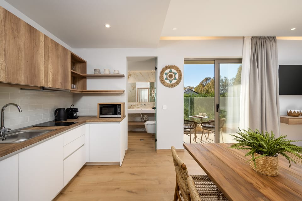 Family Suite, Pool View | Private kitchen | Microwave, cookware/dishes/utensils