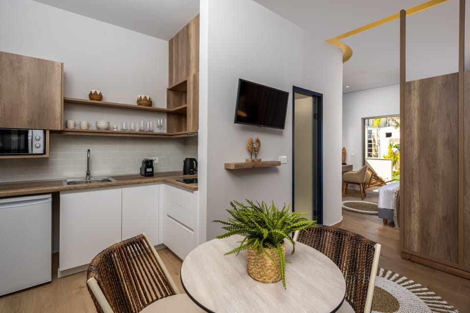 Superior Suite, Pool View | Private kitchen | Microwave, cookware/dishes/utensils