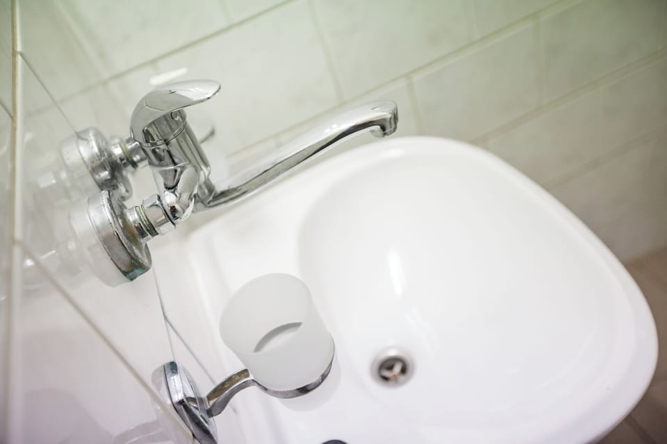 Classic Double or Twin Room | Bathroom | Shower, free toiletries, towels, soap
