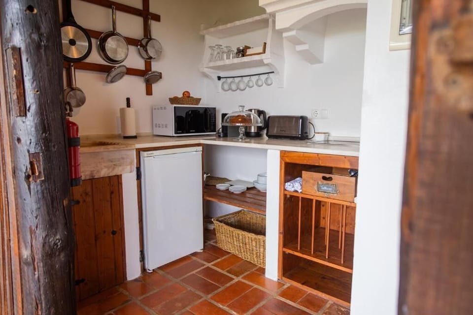Comfort Studio, Garden View | Private kitchen | Fridge, microwave, stovetop, cookware/dishes/utensils