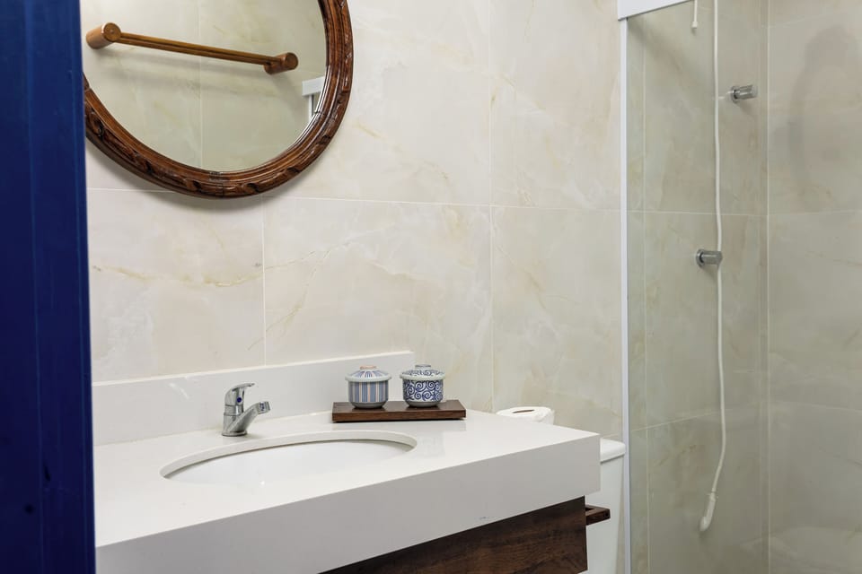 Deluxe Room | Bathroom | Shower, towels, soap, shampoo