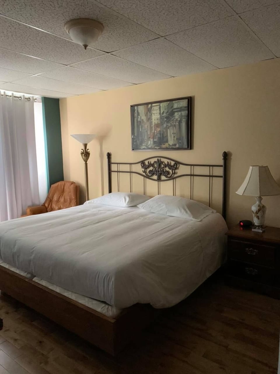 Room, 1 King Bed, Private Bathroom | Bathroom | Free toiletries, towels