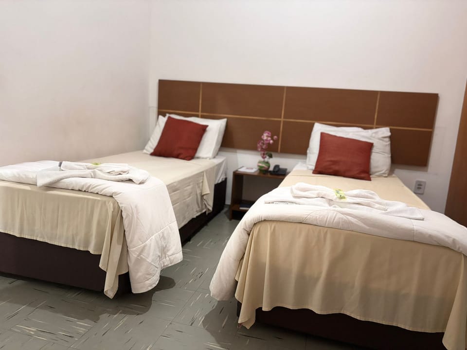 Comfort Twin Room | Desk, laptop workspace, WiFi (free), bed sheets