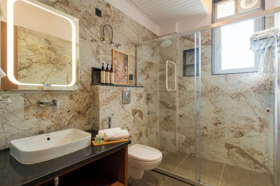 Superior Room | Bathroom | Shower, free toiletries, hair dryer, slippers