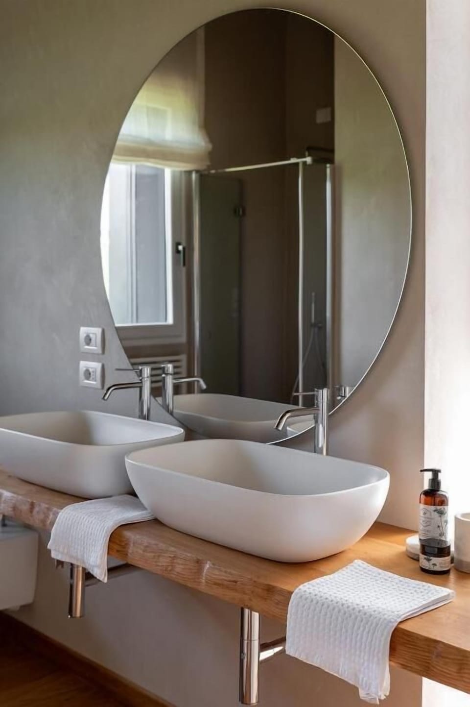 Combined shower/tub, free toiletries, hair dryer, bidet