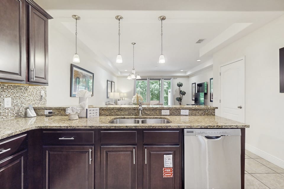House, Multiple Beds, Hot Tub, Pool View (Mickey's Clubhouse - The Fountains) | Private kitchen