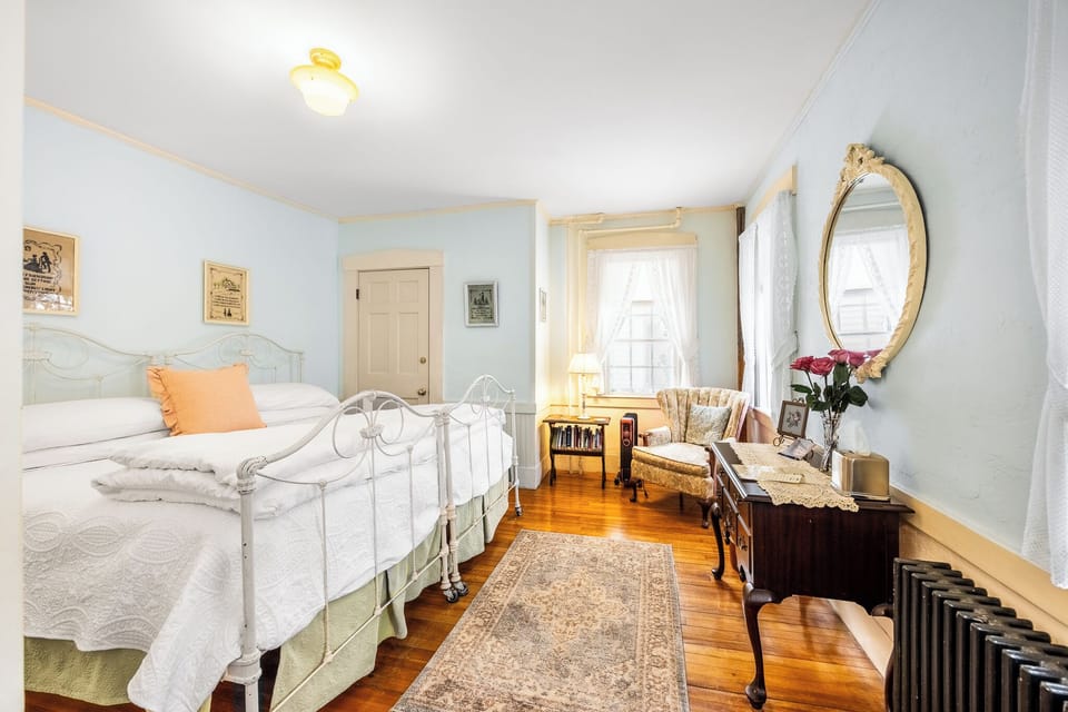 Luxury Double Room, 1 King Bed, Non Smoking, Private Bathroom | Iron/ironing board, free WiFi