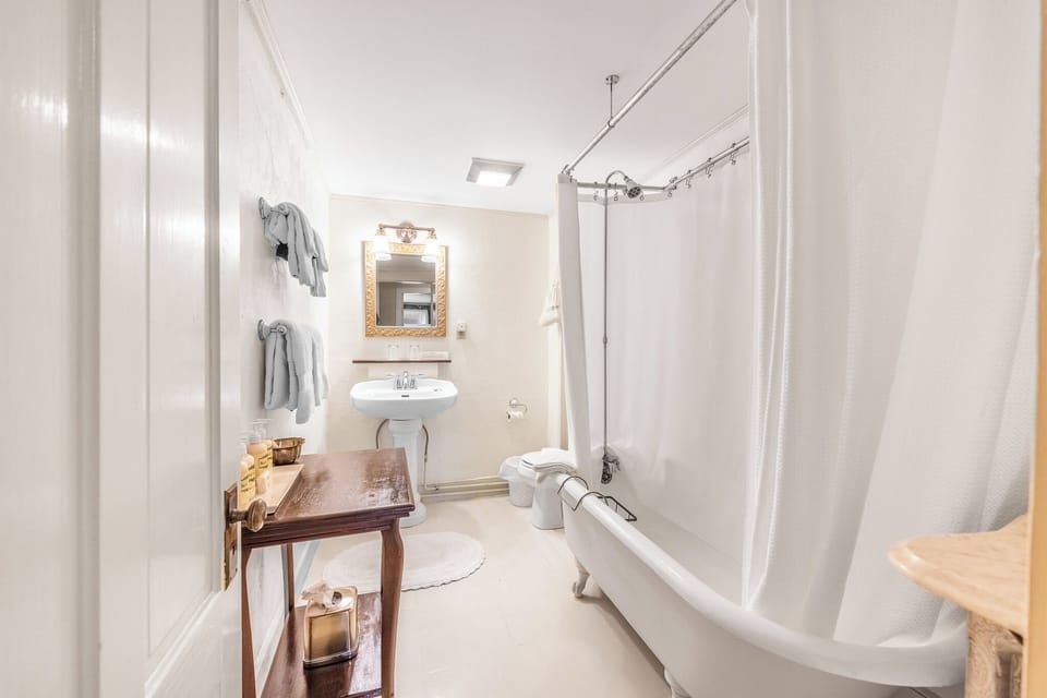 Luxury Double Room, 1 King Bed, Non Smoking, Private Bathroom | Bathroom | Hair dryer, towels, soap, shampoo