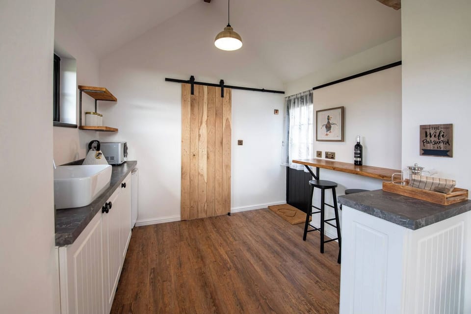 Cabin, 1 Bedroom, Garden View | Private kitchen