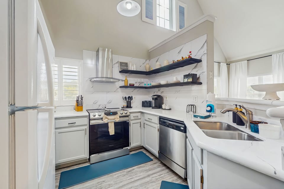 House, Multiple Beds, Patio, City View (The Mangrove Hideout) | Private kitchen
