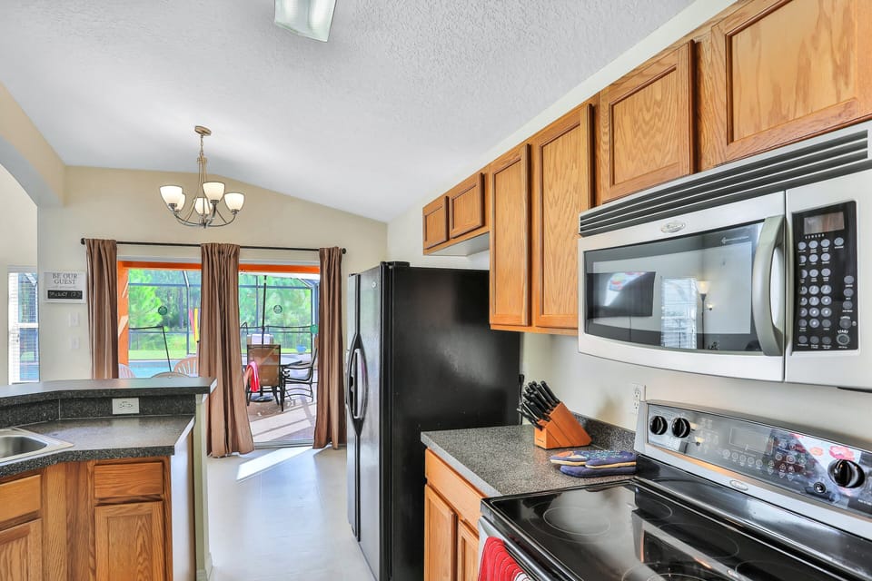 House, Multiple Beds, Pool Access, Pool View (Daisys Delight at Watersong Resort) | Private kitchen