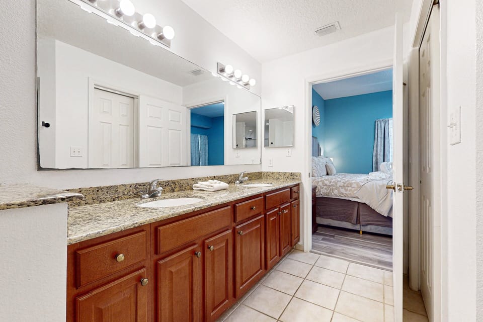 Comfy Condo With Central AC, Wifi, Private Washer/dryer Minutes to Theme Parks Apartment in Orlando