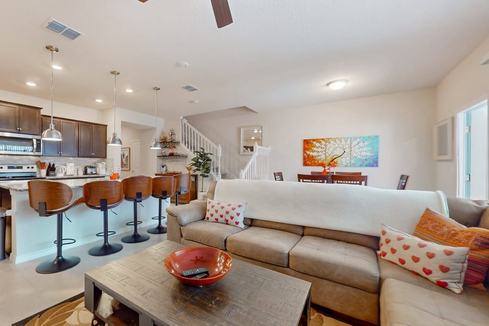 House, Multiple Beds, Pool Access, Pool View (Sunny Haven Retreat - Windsor Island) | Living area