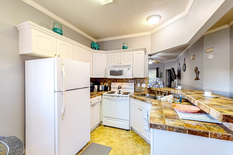 Condo, Multiple Beds, Pool Access (The Pink Flamingo, Apt B) | Private kitchen