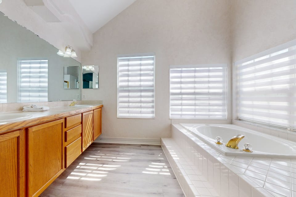 Easy-to-reach Home With Private Screened Pool, Lanai, & AC - Snowbird-friendly House in Kissimmee