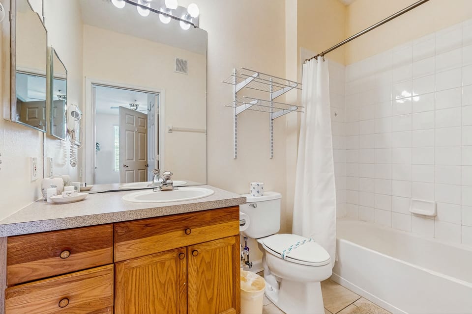 Windsor Palms Townhome With Wifi, AC, Screened Patio, Pool, hot Tub, & Tennis House in Bay Lake