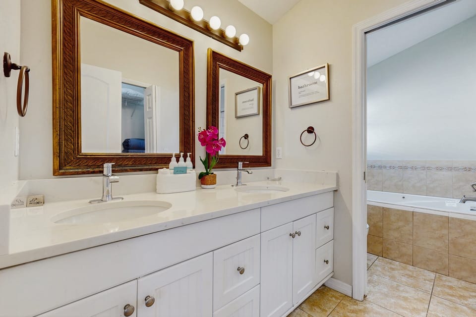 Bright 3BR Pool Home With Screened Lanai, Jacuzzi & Near Disney Parks House in Kissimmee