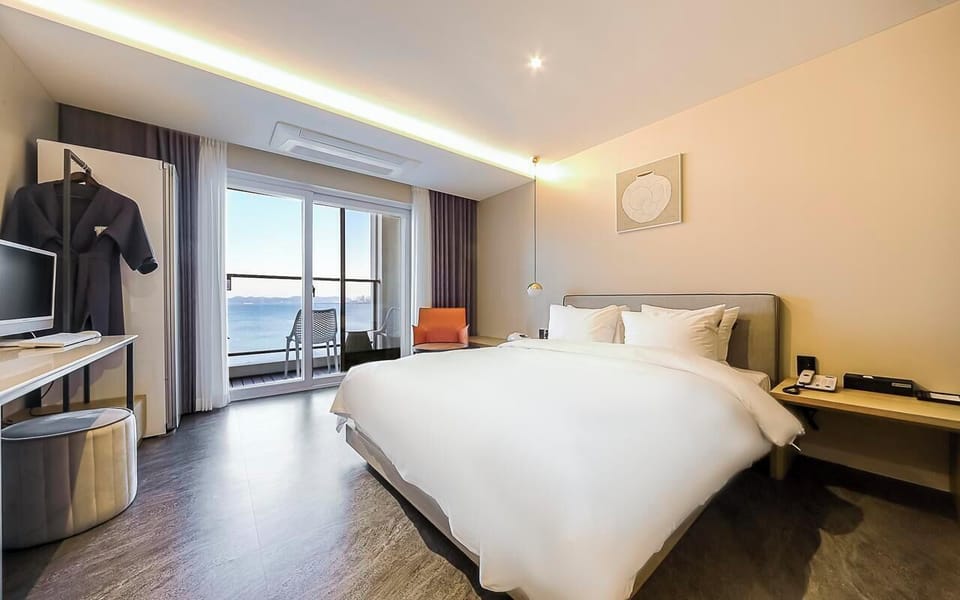 Premium bedding, in-room safe, laptop workspace, blackout drapes