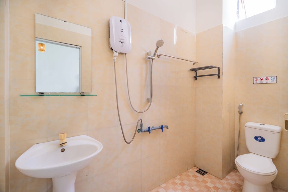 Basic Double Room, City View | Bathroom | Hair dryer, soap, shampoo, toilet paper