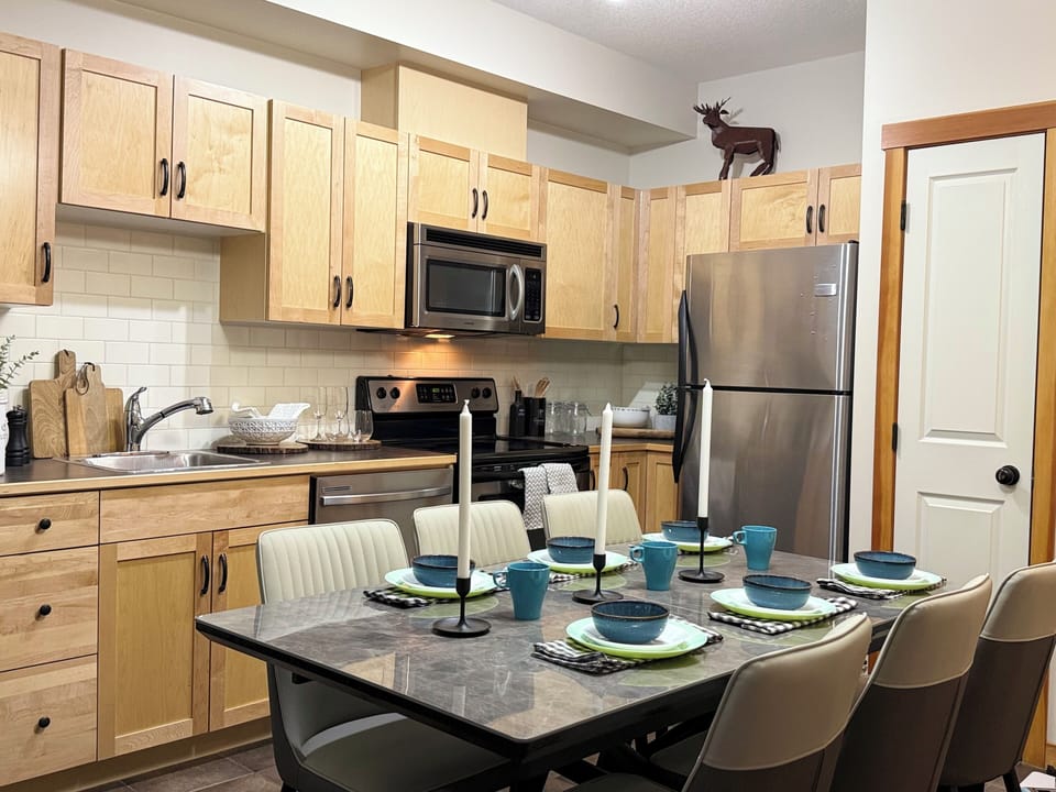 Family Condo, Non Smoking, Mountain View | Private kitchen | Full-size fridge, microwave, oven, stovetop