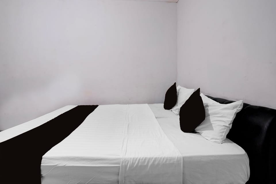 Deluxe Double Room | Desk, free WiFi, bed sheets