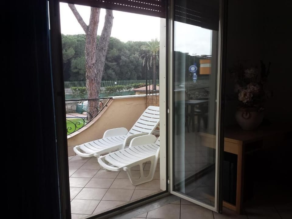 Basic Triple Room, Balcony, Garden View | Interior