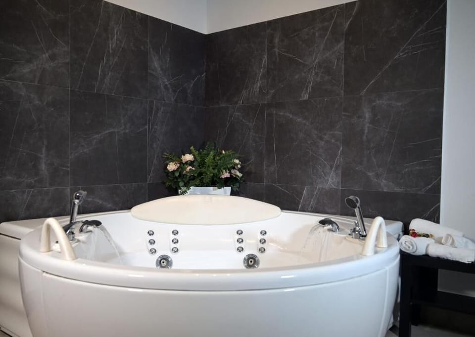 Deluxe Suite, Garden View | Bathroom | Bidet