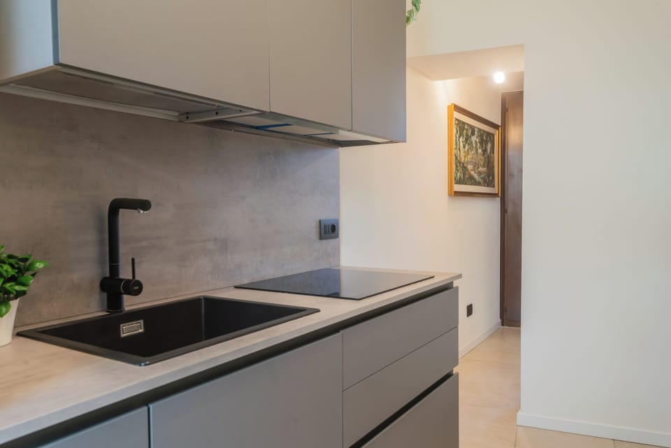 Apartment (3 Bedrooms) | Private kitchen | Full-size fridge, microwave, oven, stovetop