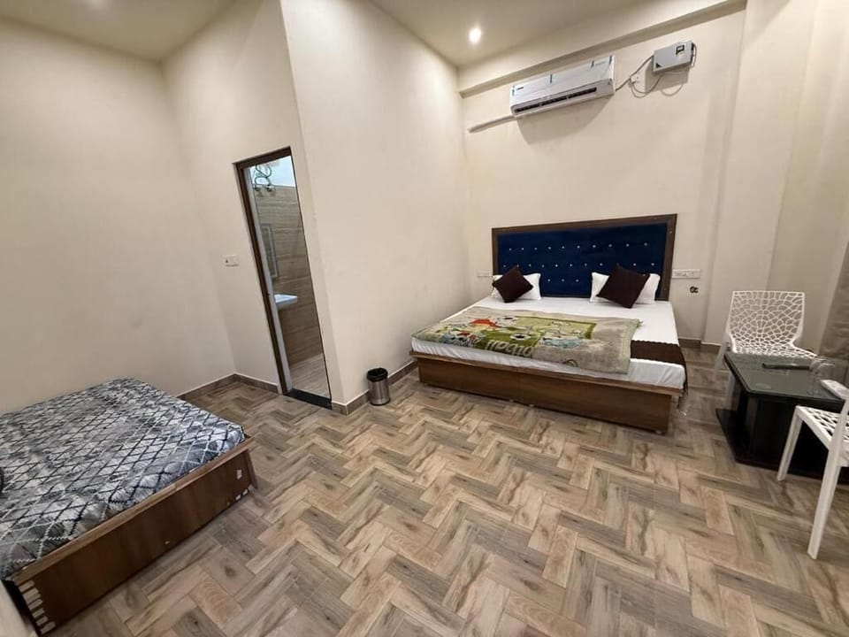 Luxury Triple Room | Laptop workspace, free WiFi