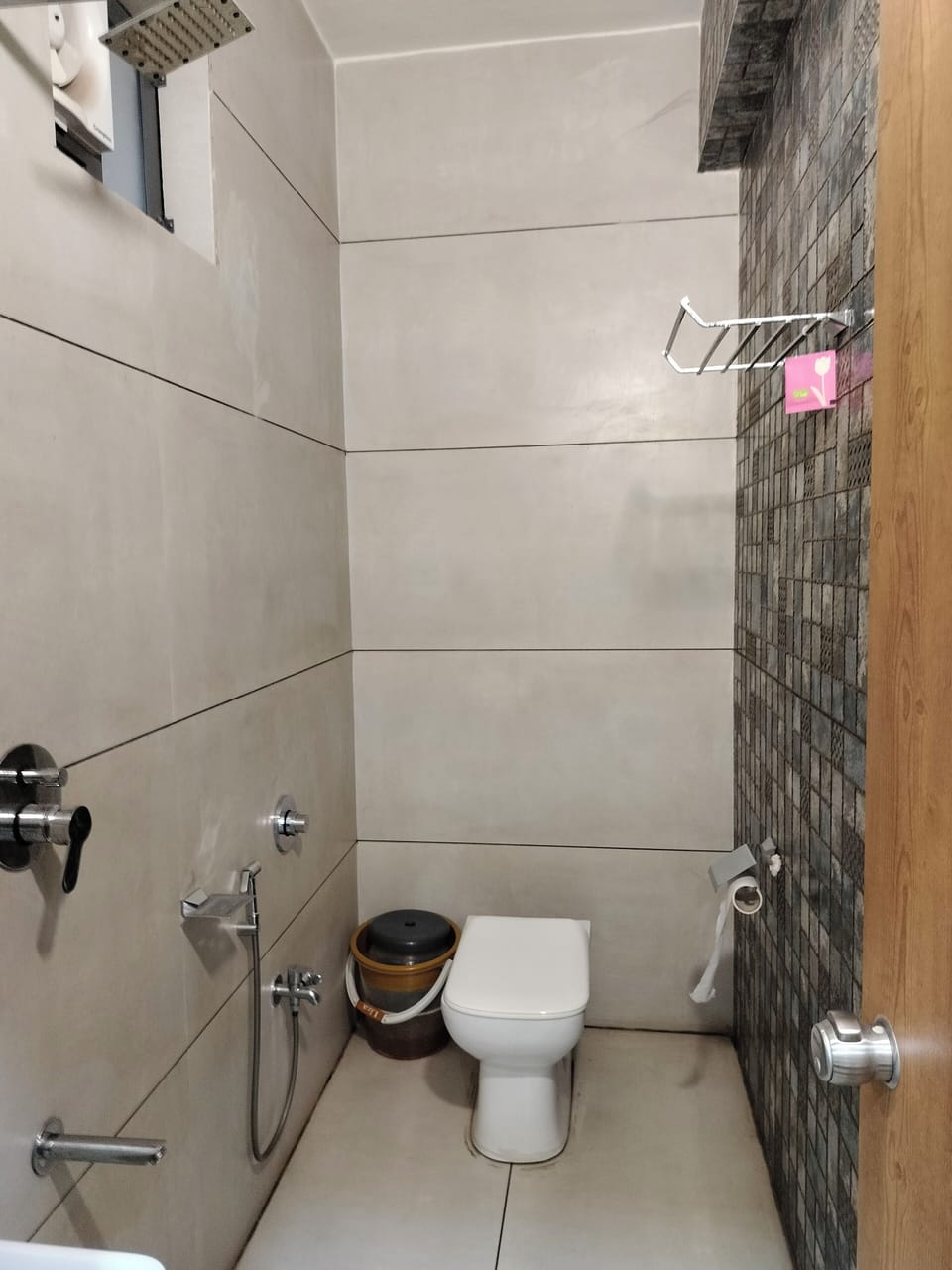 Deluxe Double or Twin Room, Balcony | Bathroom | Shower, towels, soap, shampoo