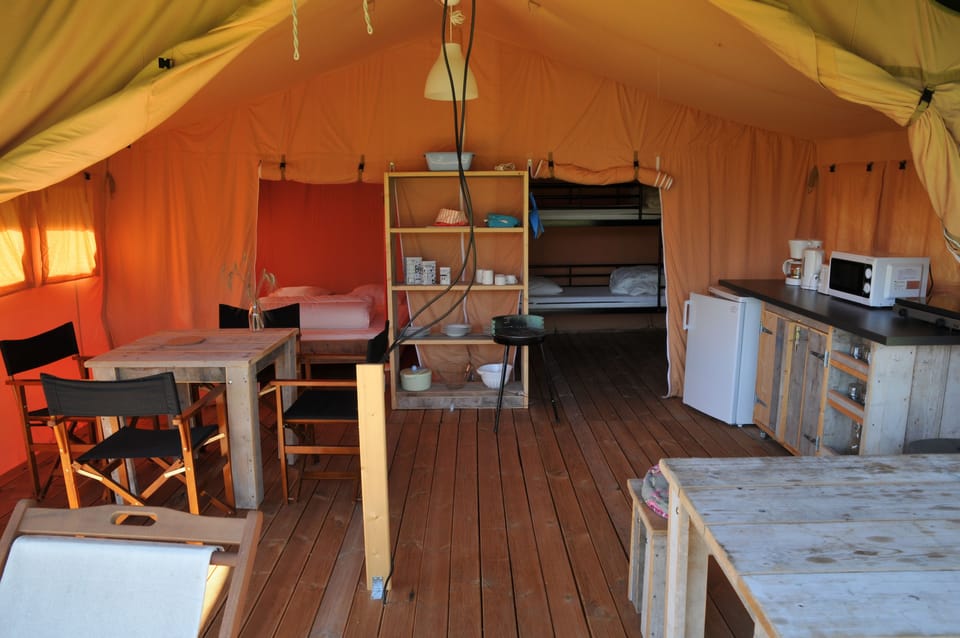 Comfort Tent (Tente Safari Lodge) | Premium bedding, desk, soundproofing, iron/ironing board