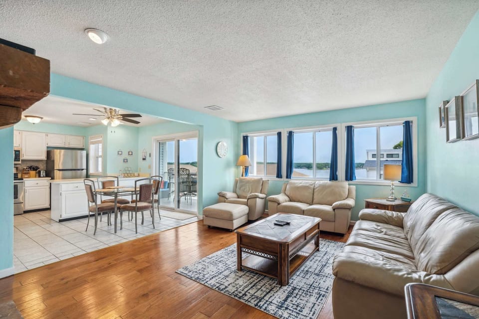 Condo, Multiple Beds, Balcony (Big Cozy Condo) | Living area