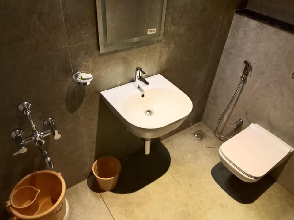 Shower, free toiletries, towels, toilet paper