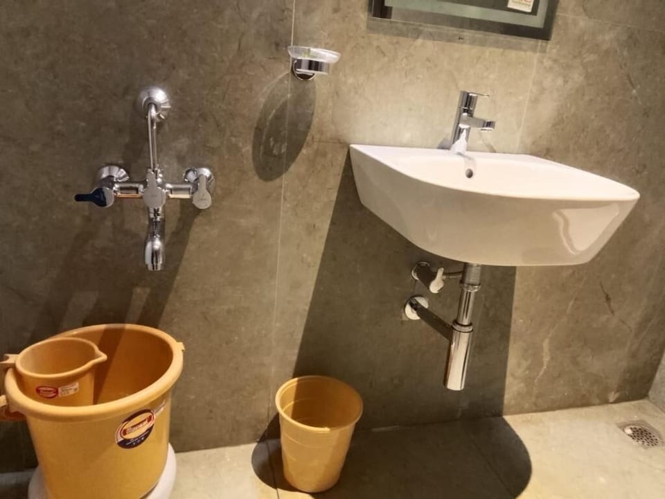 Shower, free toiletries, towels, toilet paper