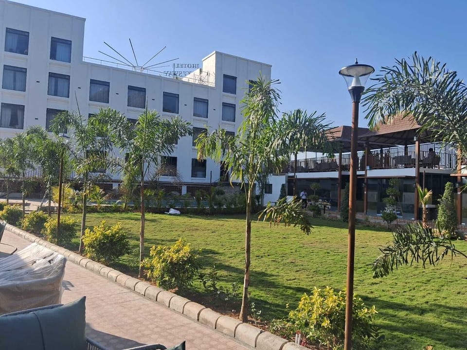 Deluxe Double Room, Garden View | Property grounds
