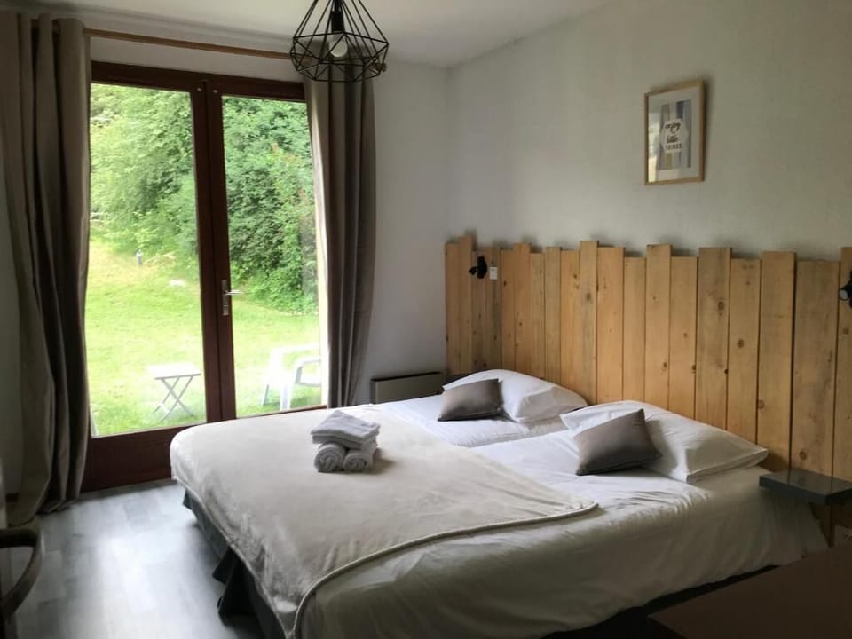 Deluxe Triple Room, Garden View | Soundproofing, iron/ironing board (on request), WiFi (free)