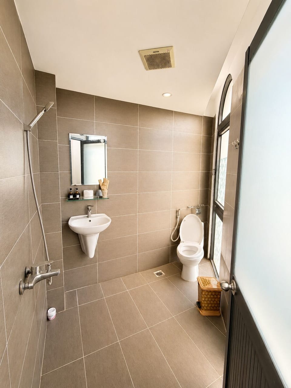 Shower, free toiletries, hair dryer, towels