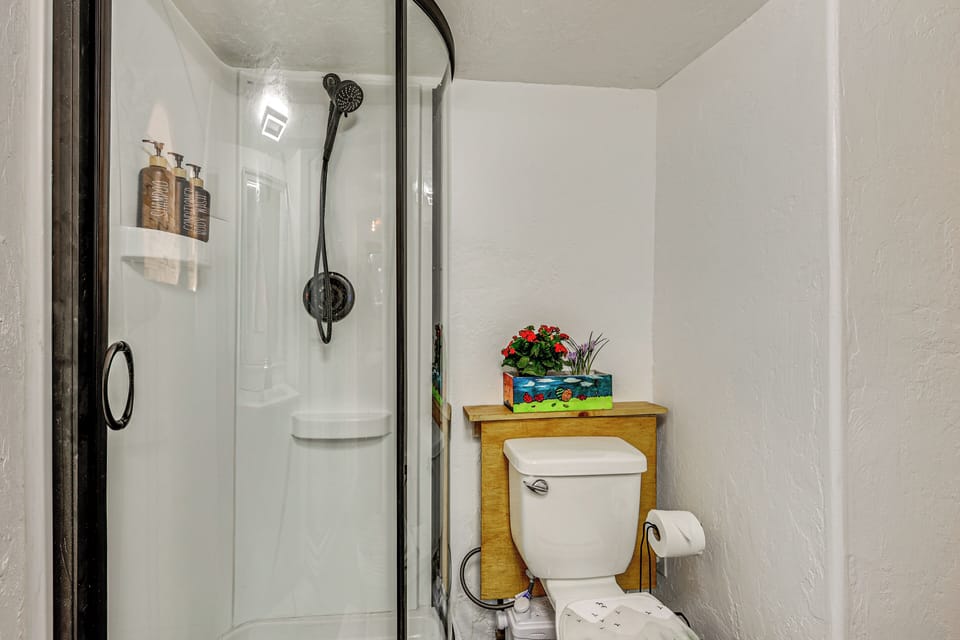 Walk to Beach! Scenic 'wine Studio' in Gig Harbor Apartment in Hood Canal
