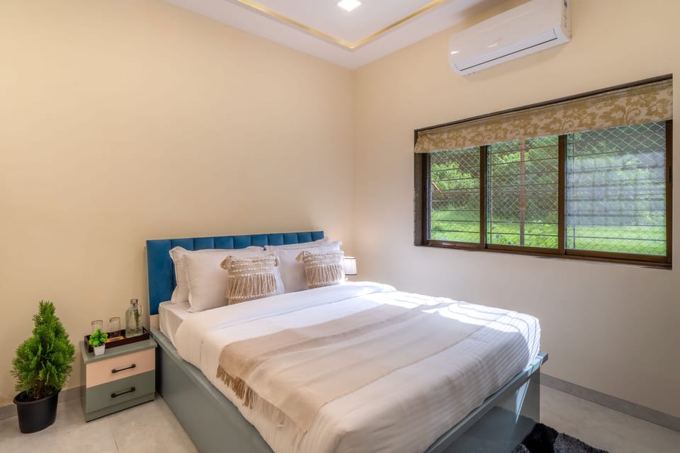 Luxury Villa, Garden View | Iron/ironing board, free WiFi