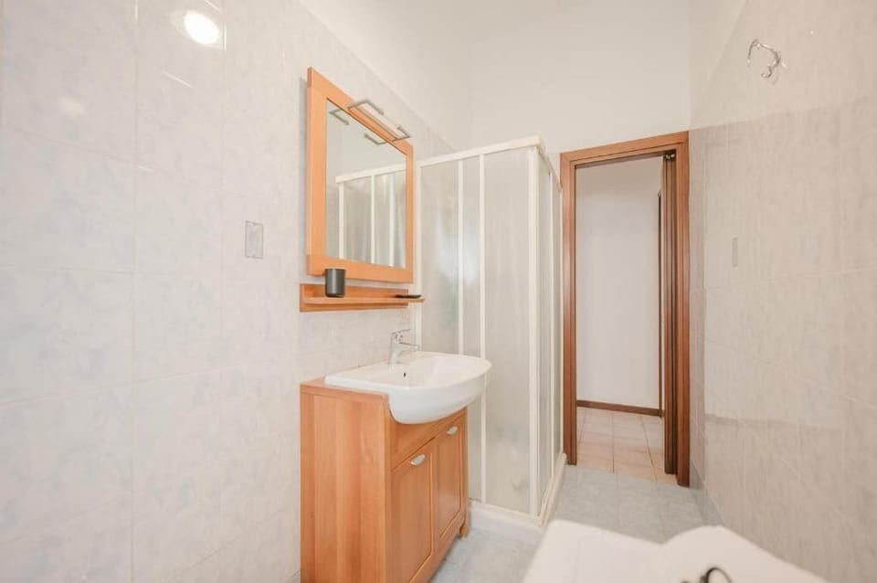 Apartment, Courtyard View | Bathroom | Bathtub, free toiletries, hair dryer, bidet