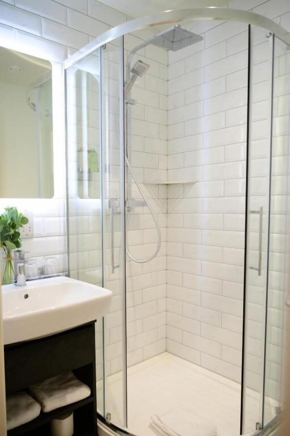 Standard Double Room | Bathroom | Hair dryer, towels, soap, shampoo