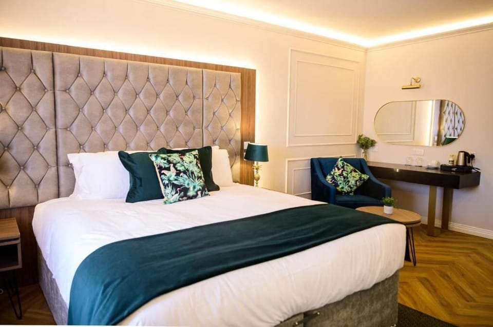 Junior Suite, Garden View | Desk, iron/ironing board, free WiFi, bed sheets