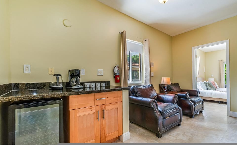 House | 5 bedrooms, desk