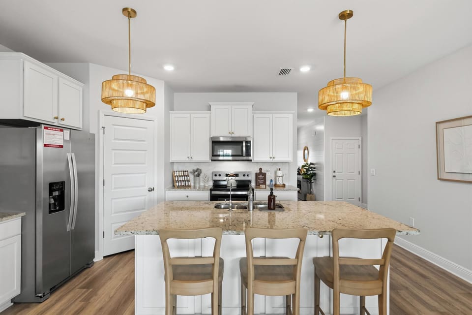 House, 4 Bedrooms, Pets Allowed, Resort View | Private kitchen | Coffee/tea maker, full-size fridge, microwave, oven
