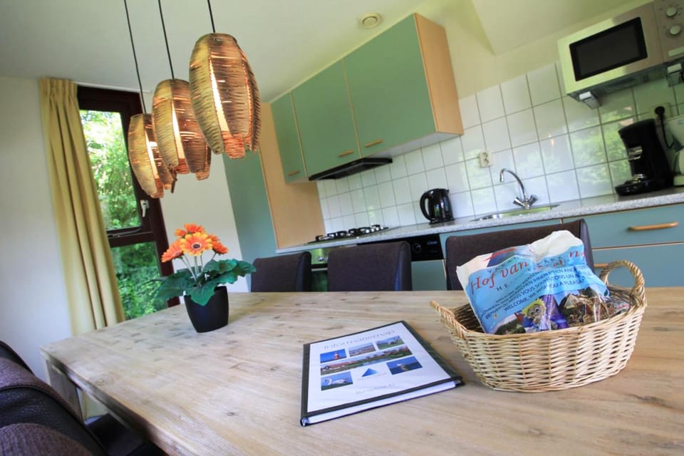 Bungalow (6 persons) | Private kitchen | Fridge, microwave, oven, stovetop