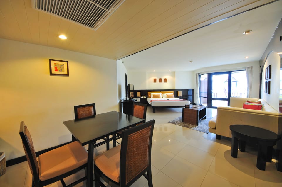 Junior Suite | In-room dining