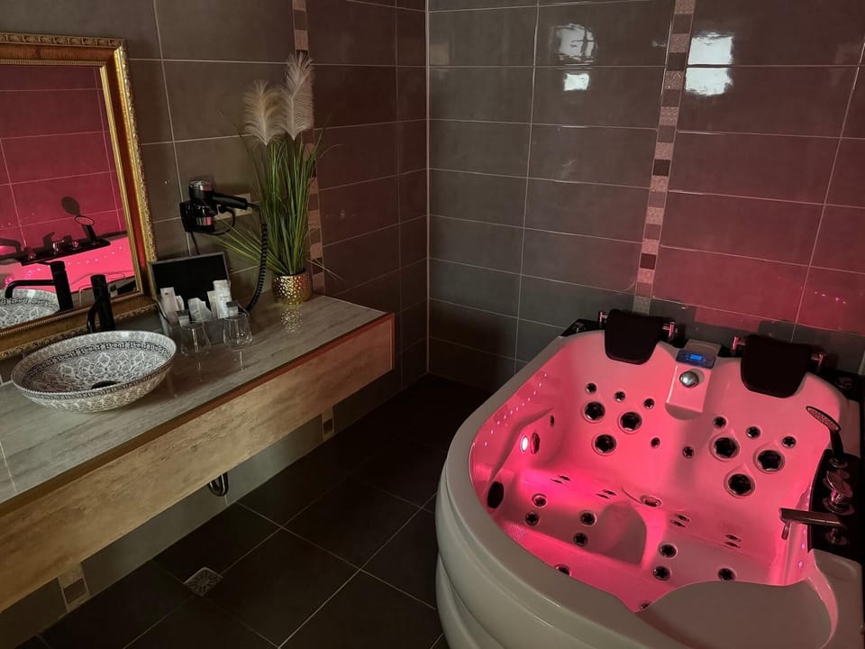 Deluxe Double Room, Non Smoking, Hot Tub | Bathroom | Free toiletries, hair dryer, bathrobes, slippers