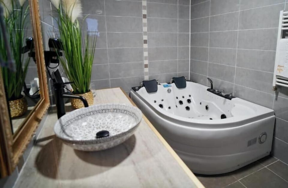Deluxe Double Room, Non Smoking, Hot Tub | Bathroom | Free toiletries, hair dryer, bathrobes, slippers