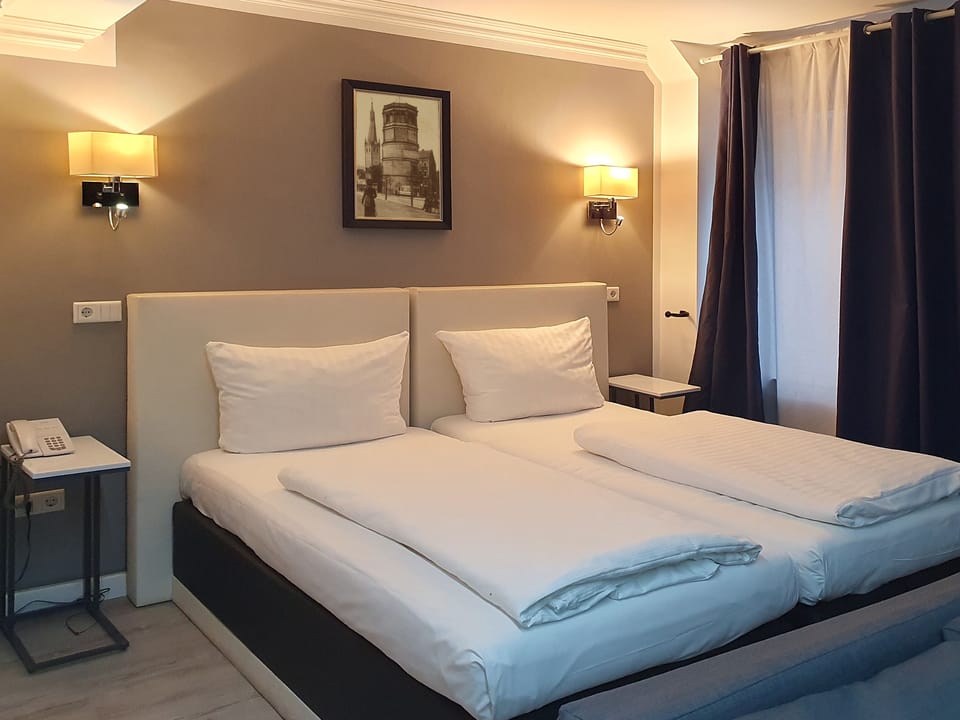 Double Room | Desk, free WiFi, bed sheets, wheelchair access