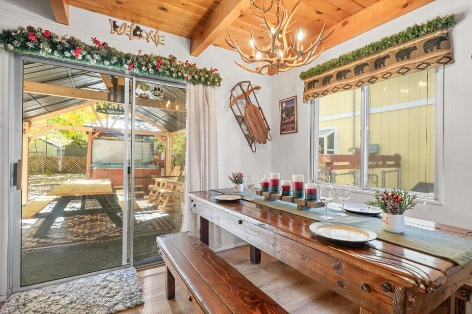 Basic House, Patio, Mountain View | Dining